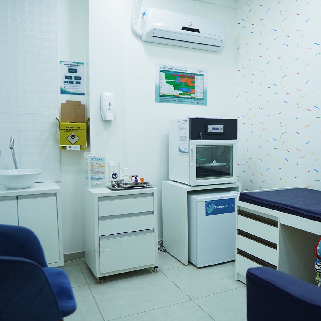 Consultório da clínica com estrutura para vacinação