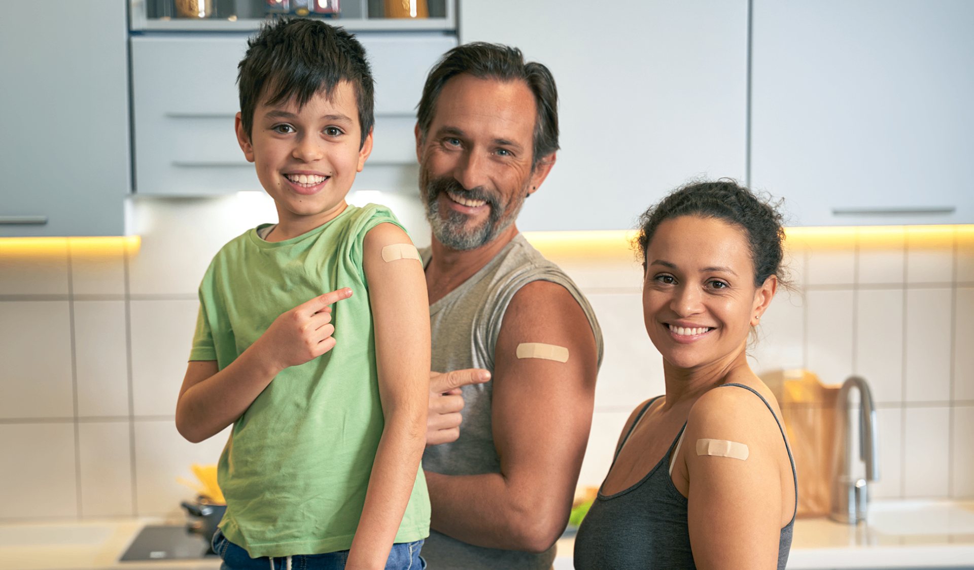 Família vacinada e sorrindo em casa